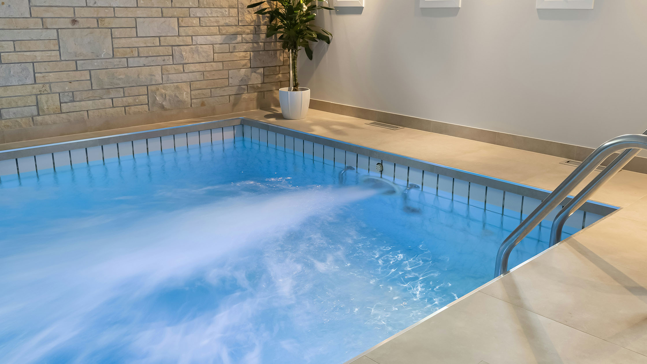 Bathtub with counter-current swimming function, which allows continuous swimming without a long pool. 
