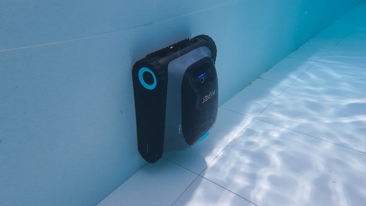 Un robot limpiafondo esta limpiando la pala de la piscina