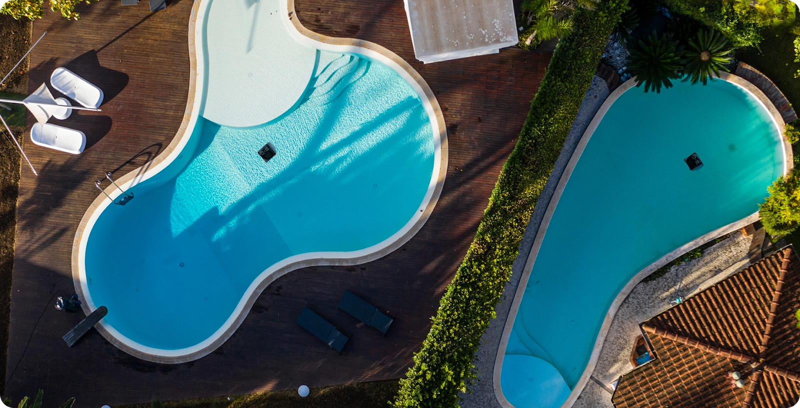 Curved pools being cleaned by Aiper Scuba S1 Pro
