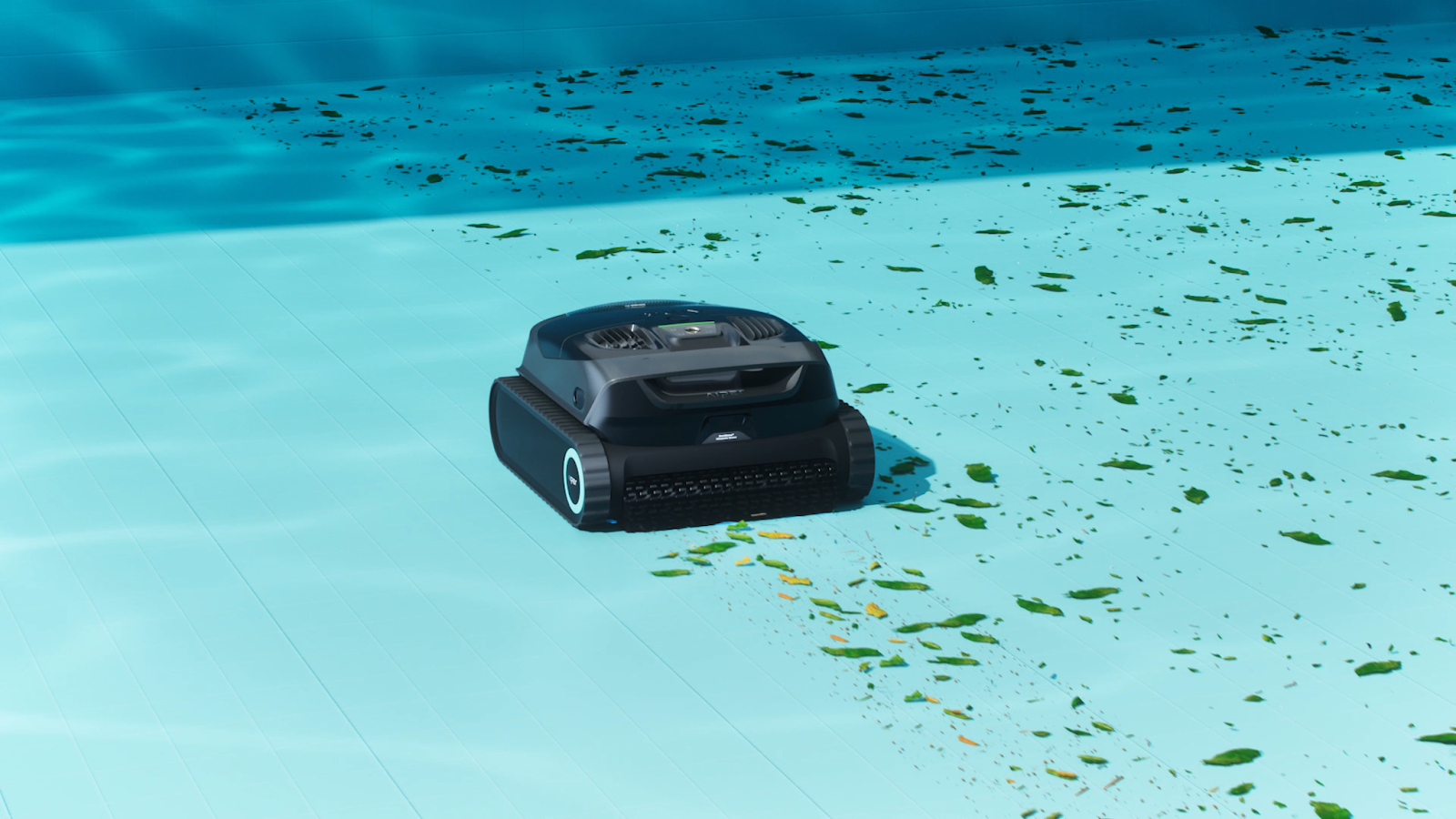 Aiper Scuba X1, aspirateur piscine sans fil, nettoyant les débris au fond de la piscine