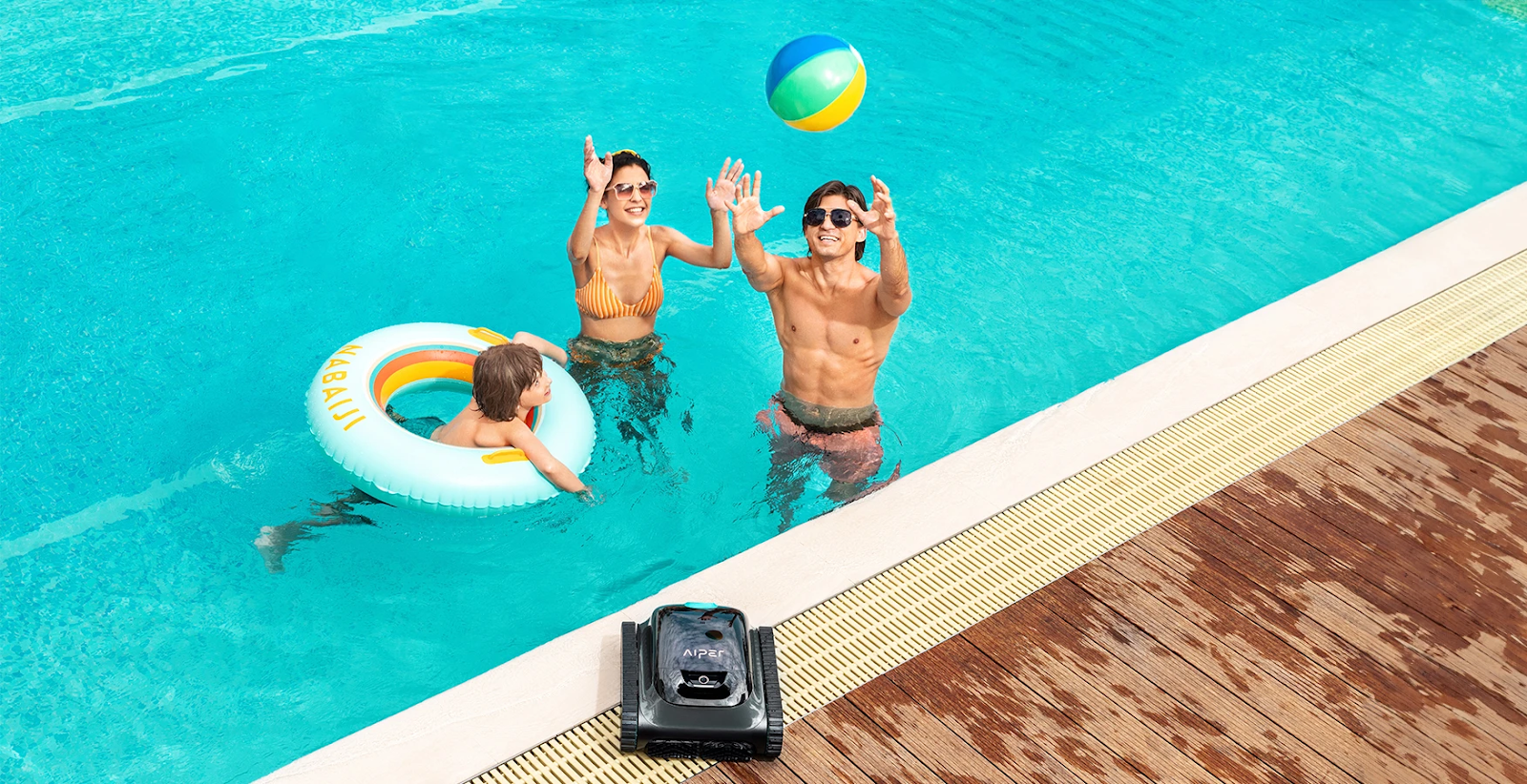 Familia jugando en una piscina limpia con el robot de piscina Aiper Scuba S1