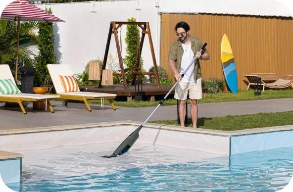 Aspirateur de piscine portable alimenté par batterie utilisé pour nettoyer le fond de la piscine