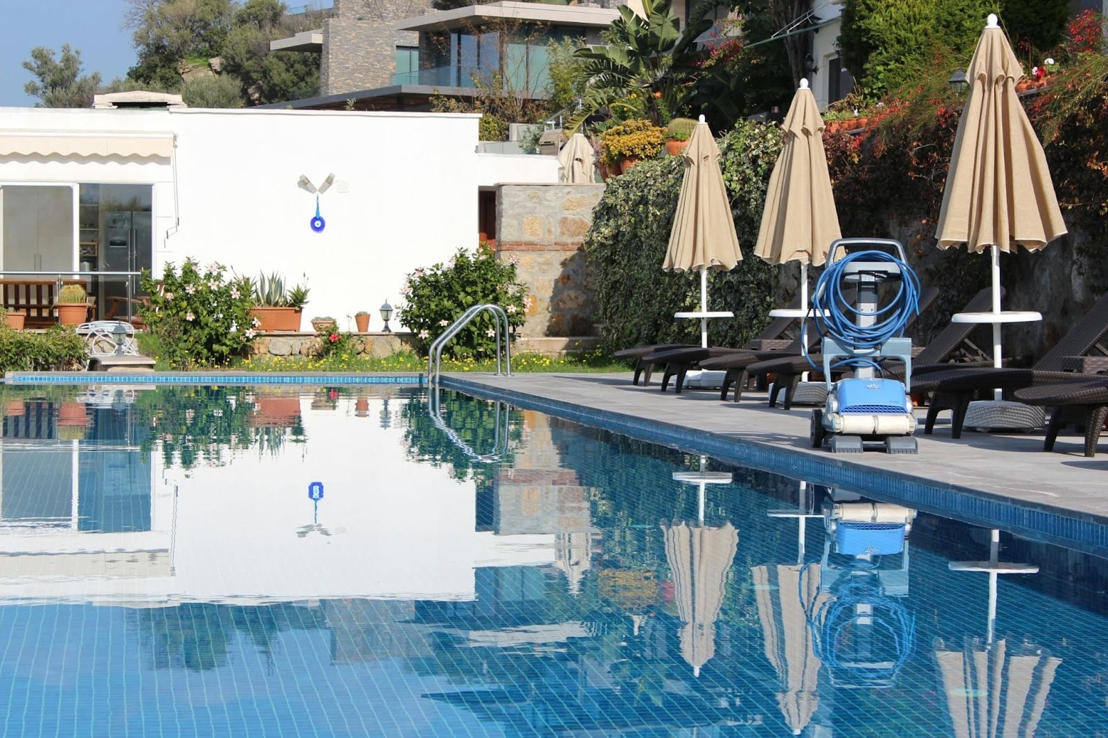 Pool mit einem sperrigen kabelgebundenen Poolreinigungsroboter