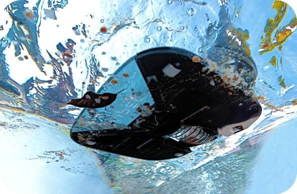 Aspirateur de piscine alimenté par batterie Aiper Pilot X1 enlevant le sable du fond de la piscine