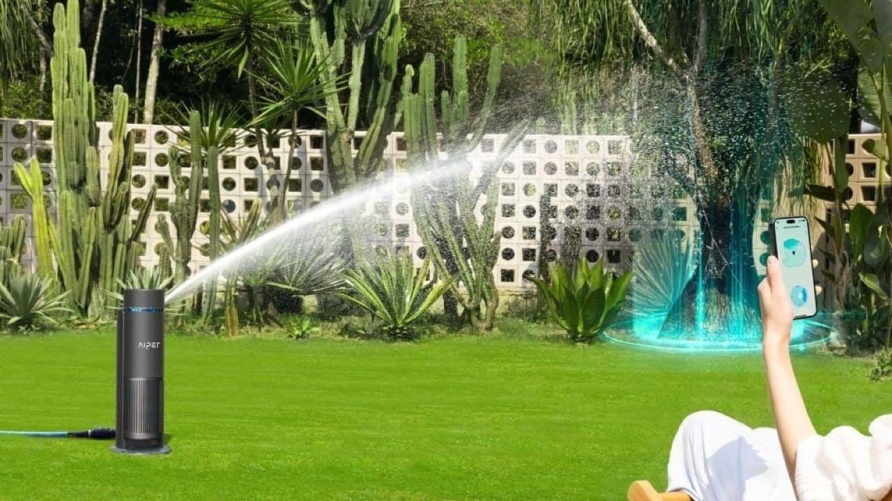 Aiper IrriSense Bewässerungssystem, das während der Rasenbewässerung per mobiler App gesteuert wird