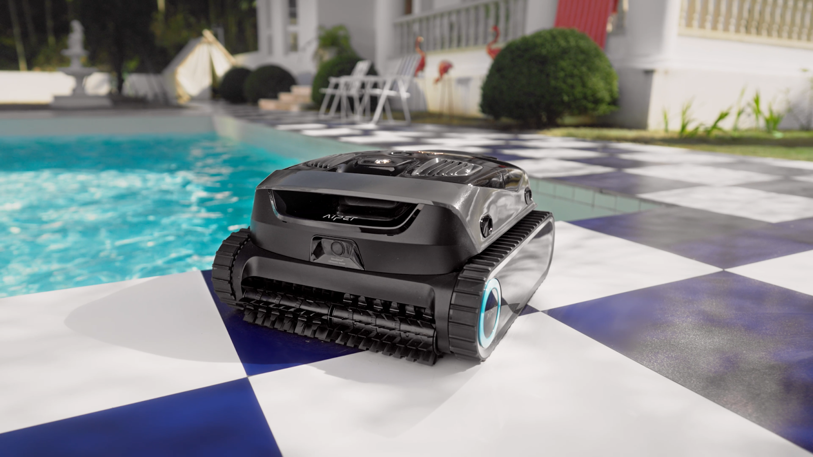 Aiper Scuba X1, aspirateur piscine sans fil, au bord de la piscine