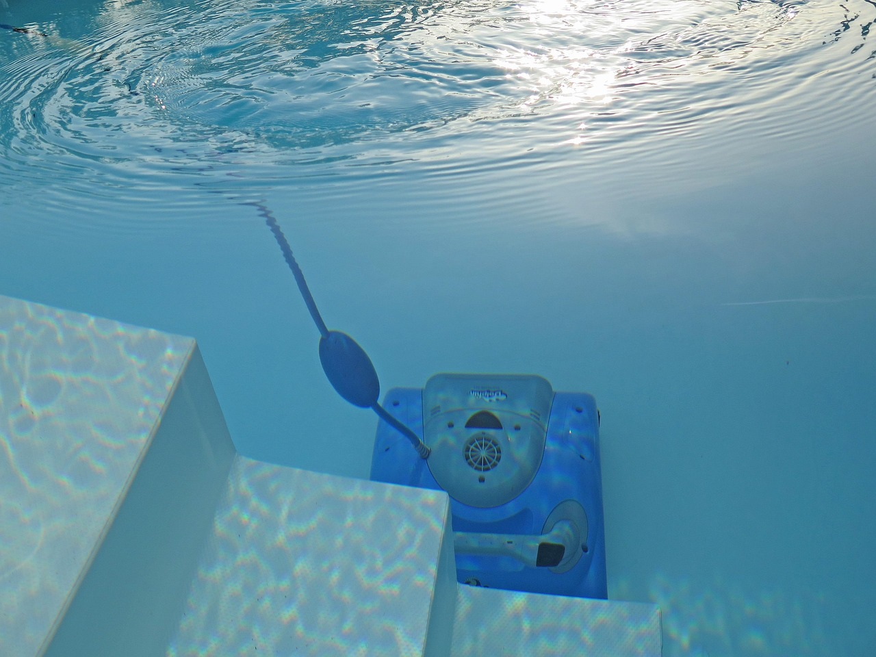Robot de nettoyage piscine avec câble