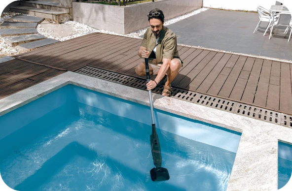 Ein Mann verwendet Aiper Pilot X1 zur Reinigung des Poolbodens
