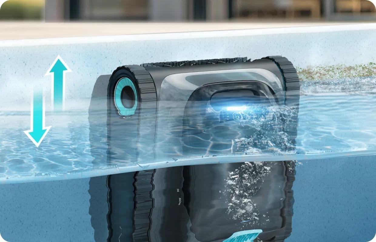 Robot Aiper Scuba S1 grimpant au mur et nettoyant la ligne d’eau d’une piscine enterrée