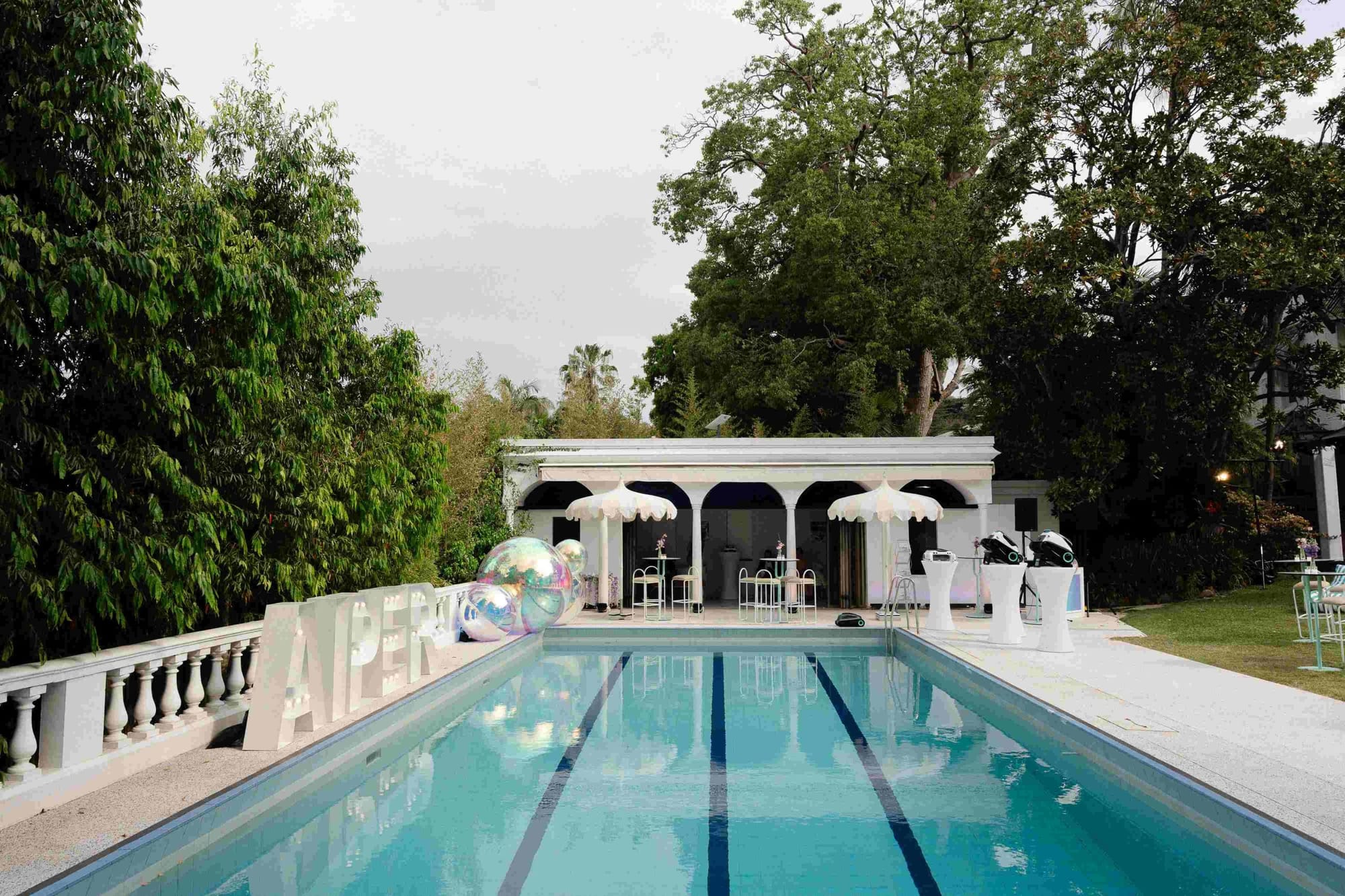 A swimming pool with all pool equipment hiden.