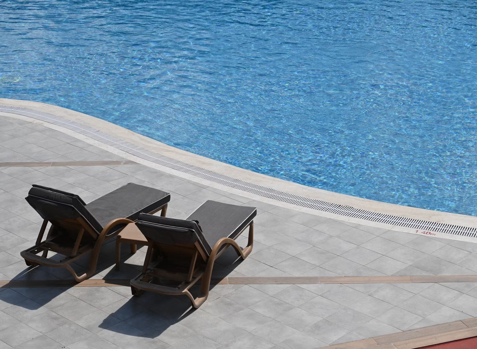 Piscine avec chaises longues