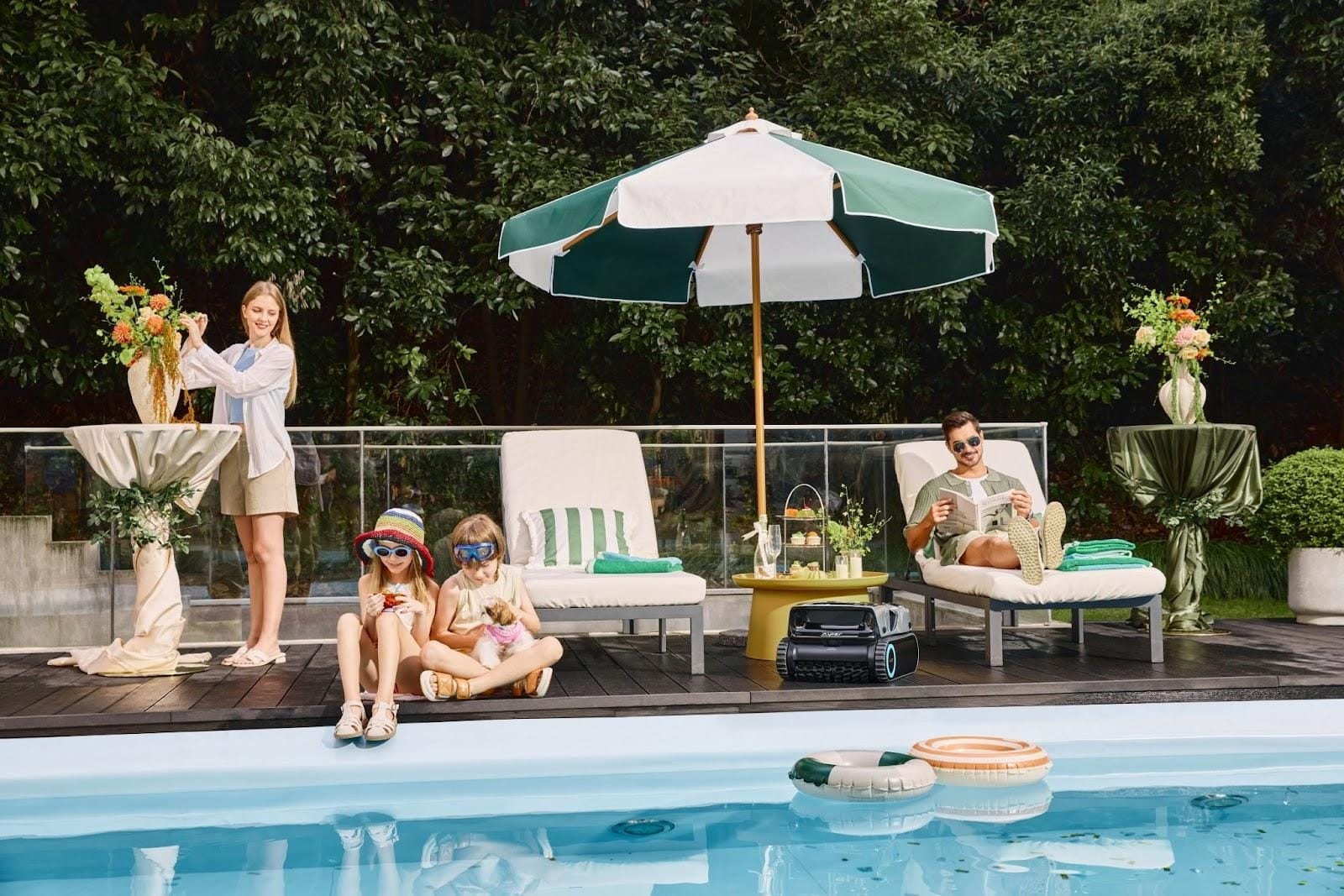 Familie an einem Salzwasserpool mit einem Poolroboter