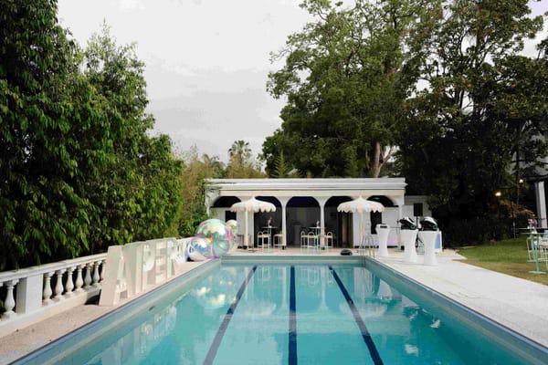 A swimming pool with all pool equipment hiden.
