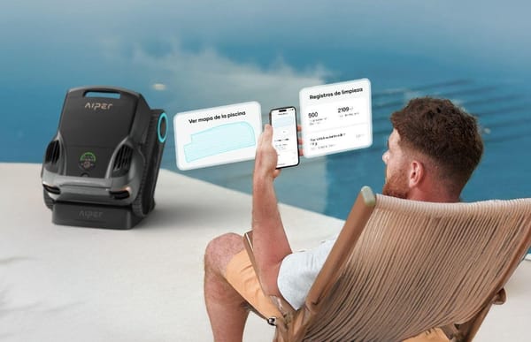 Hombre utiliza la aplicación del limpiafondos de piscina