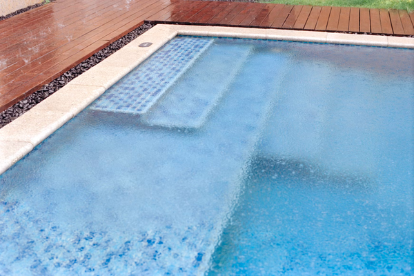 Ein cooler Pool mit Stufen und Terrassenbelag