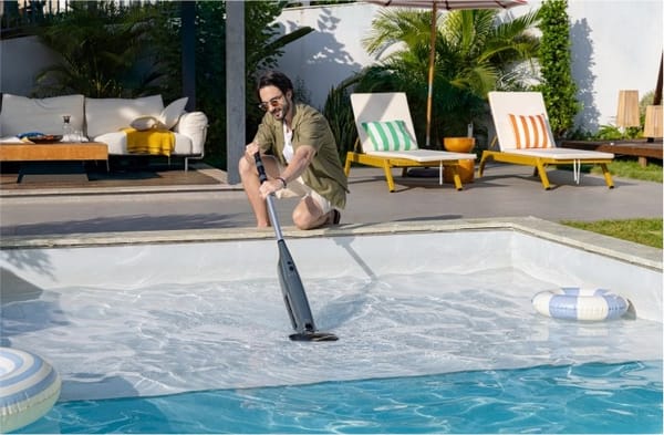 Hombre usa aspirador de piscina Aiper Pilot X1 