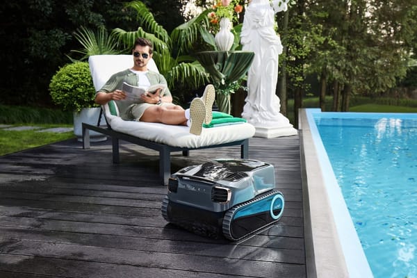 Hombre disfrutando de la piscina con un robot limpiafondos Aiper