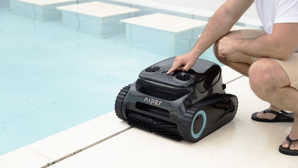 Personne utilisant le robot de piscine Aiper