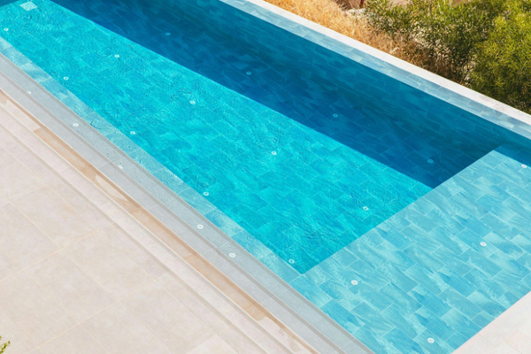 Piscine enterrée moderne avec eau claire